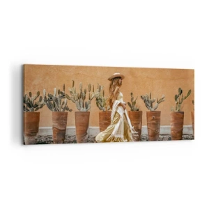 Cuadro sobre lienzo - Impresión de Imagen - Una mujer en estilo boho con macetas de cactus al fondo. - 120x50cm - Estilo hippie - Decoración de pared moderna para salón y dormitorio ARTTOR