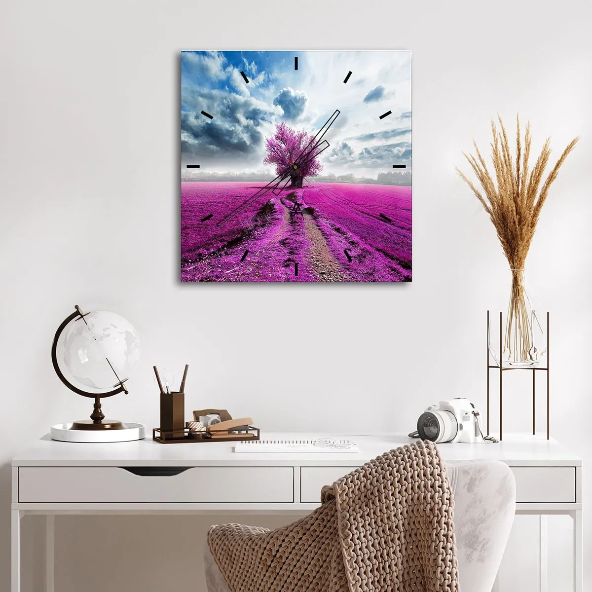 Reloj de pared - Reloj de vidrio - Un árbol solitario en un campo de un tono rosa intenso. - 30x30cm - El brezal - un encanto - Decoración de pared moderna para salón y dormitorio ARTTOR