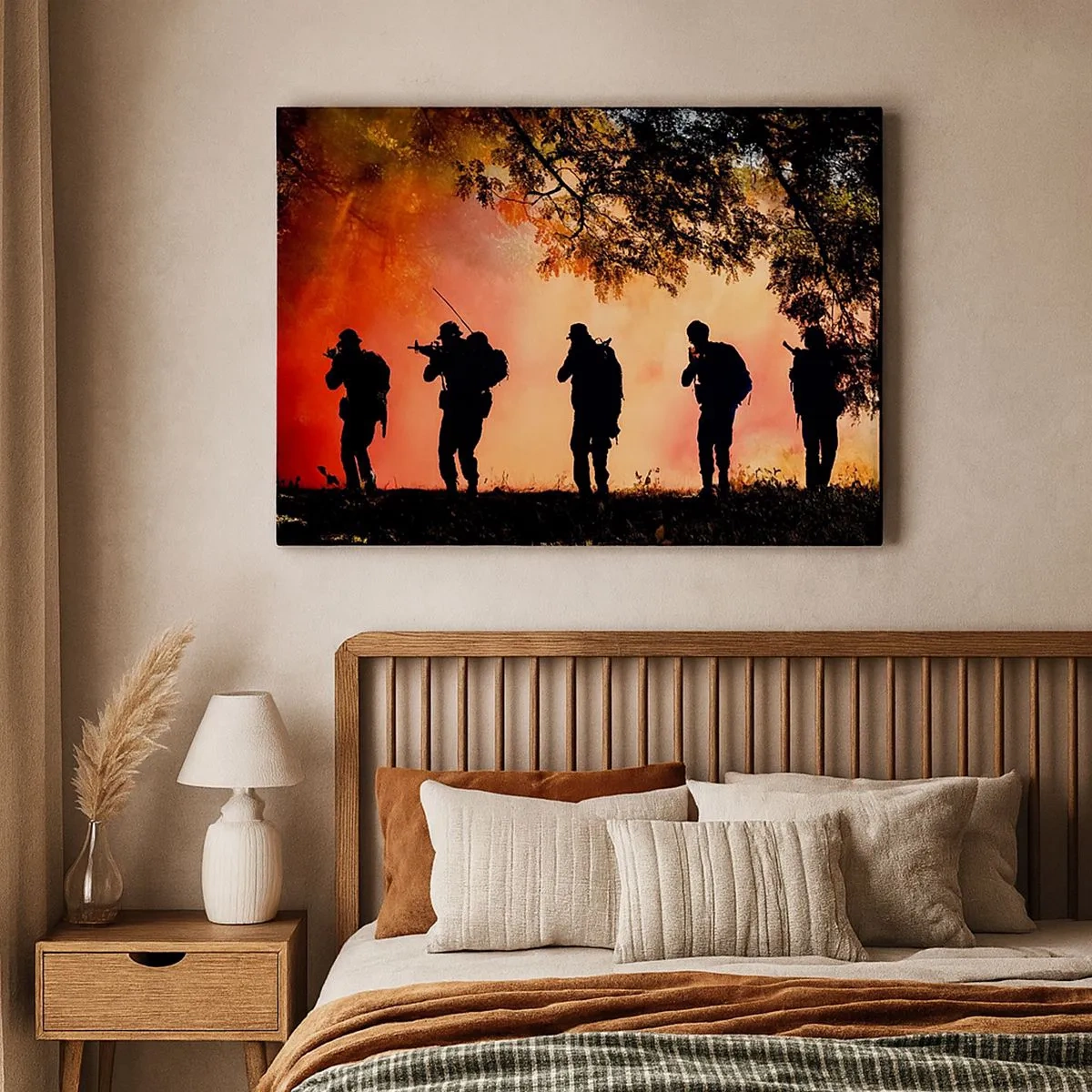 Cuadro sobre lienzo - Impresión de Imagen - Siluetas de soldados en el bosque contra el cielo naranja. - 70x50cm - ...Todo para uno. - Decoración de pared moderna para salón y dormitorio ARTTOR