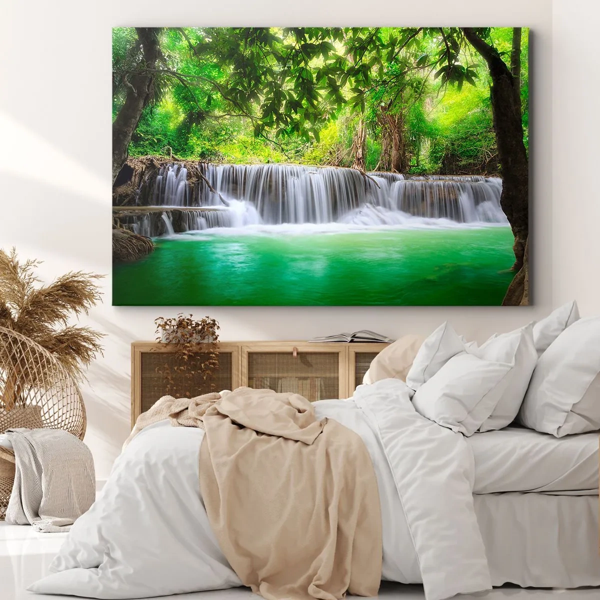 Cuadro sobre lienzo - Impresión de Imagen - Una cascada verde rodeada de densa vegetación tropical. - 70x50cm - Cascada en verde - Decoración de pared moderna para salón y dormitorio ARTTOR