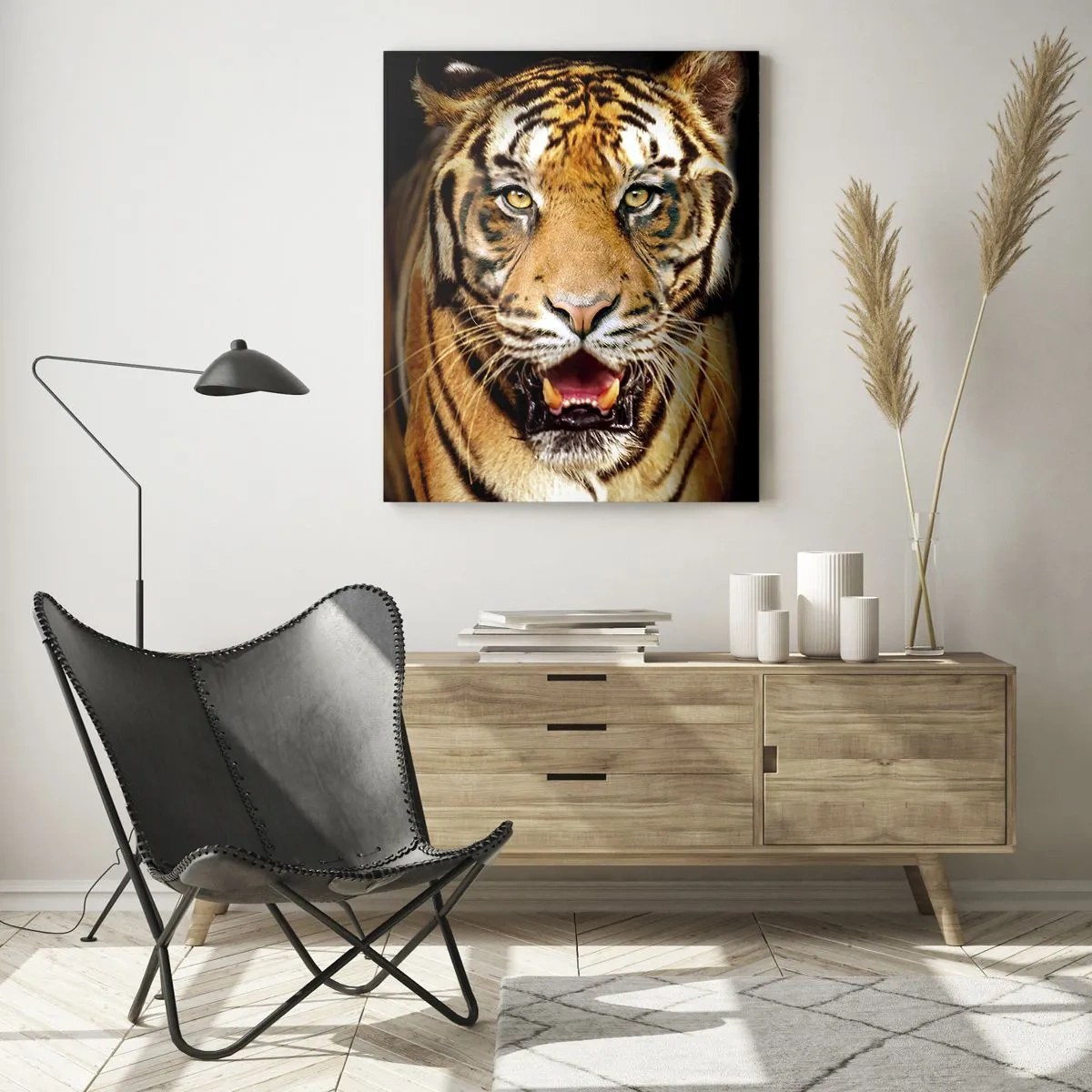 Cuadro sobre vidrio - Impresiones sobre Vidrio - Un tigre con la boca abierta sobre un fondo negro. - 80x120cm - Salvaje de corazón - Decoración de pared moderna para salón y dormitorio ARTTOR
