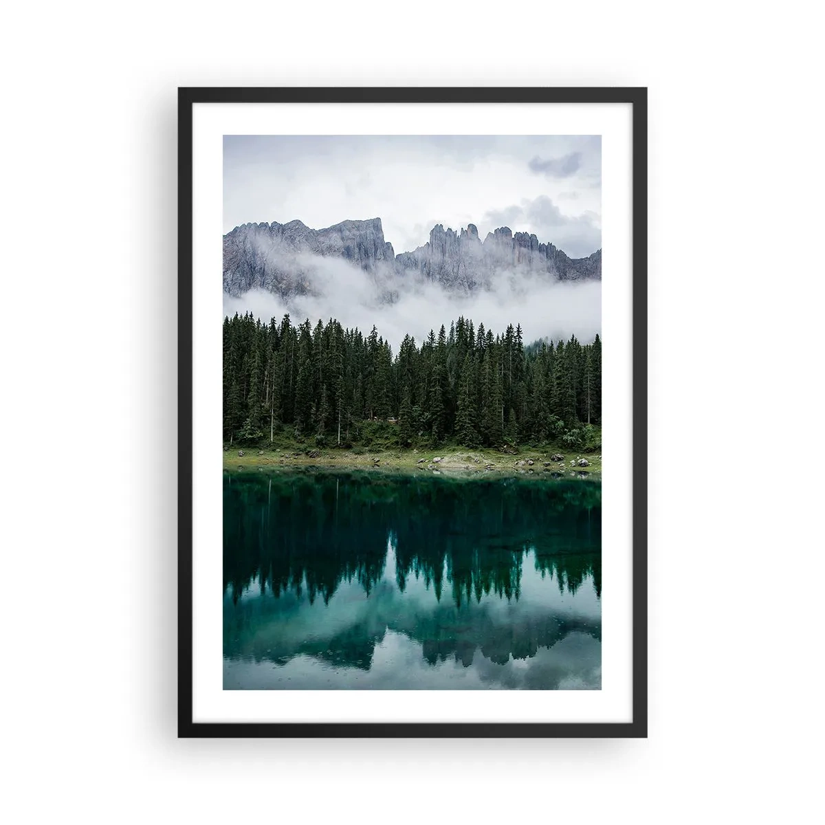 Póster en marco negro - Un bosque verde junto a un lago con montañas al fondo rodeado de niebla. - 50x70cm - Calla, calla, no despertemos al agua dormida.... - Decoración de pared moderna para salón y dormitorio ARTTOR