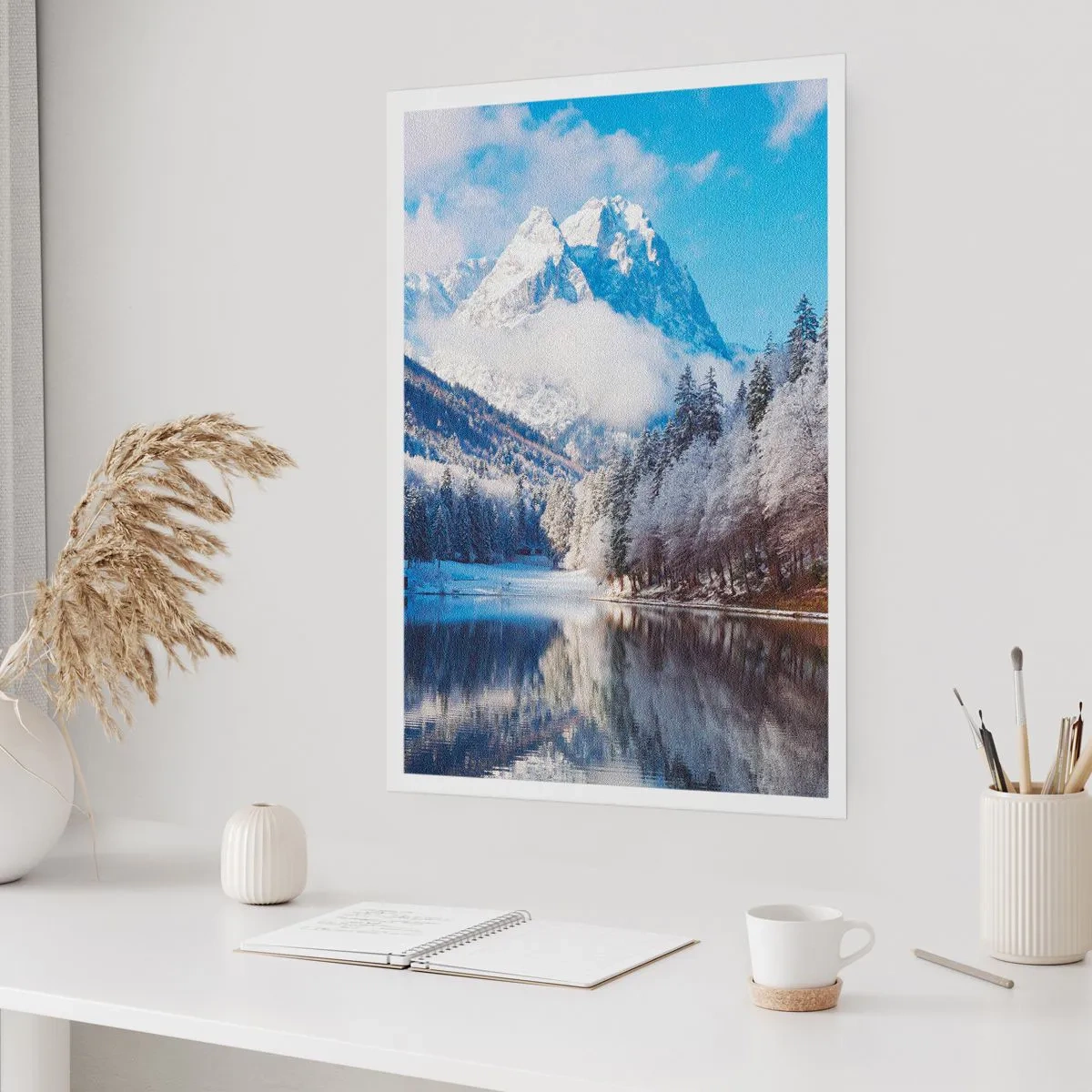 Póster - Montañas nevadas reflejadas en un lago en invierno - 50x70cm - Guardia de nieve - Decoración de pared moderna para salón y dormitorio ARTTOR