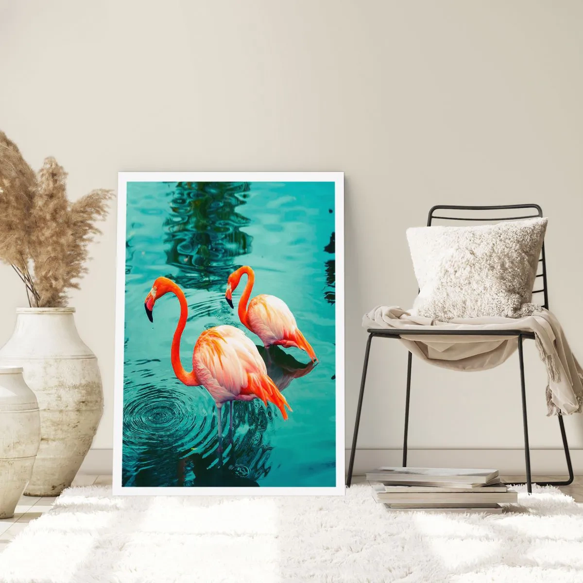 Póster - Dos flamencos con el agua en calma como telón de fondo - 50x70cm - Estamos de moda - Decoración de pared moderna para salón y dormitorio ARTTOR