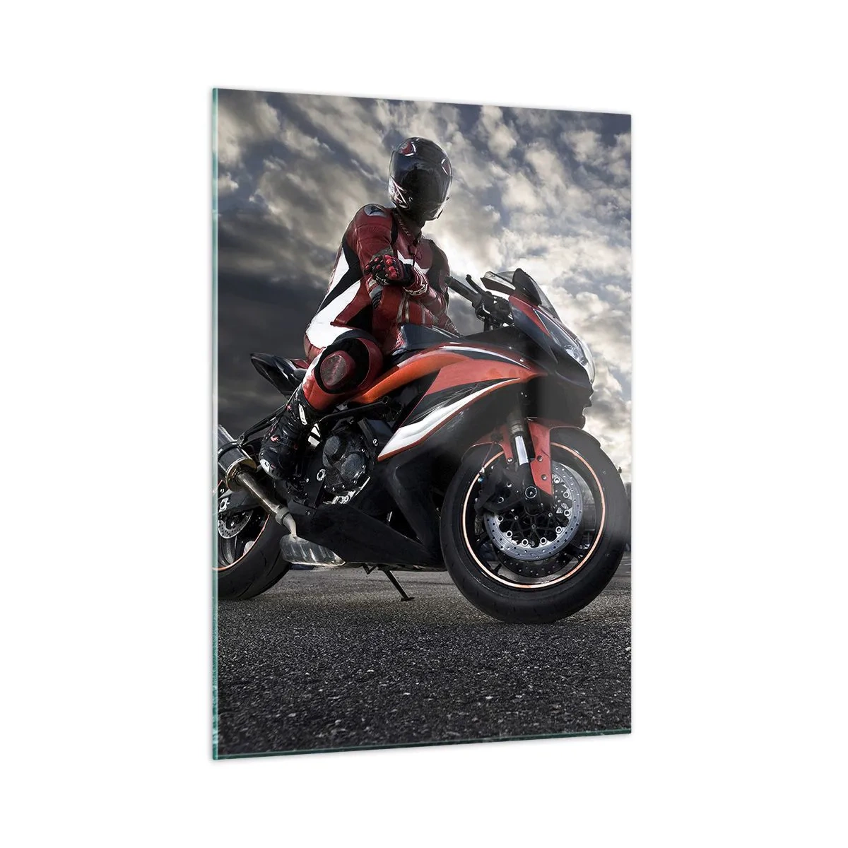 Cuadro sobre vidrio - Impresiones sobre Vidrio - Un motociclista en una pista de carreras bajo un cielo tormentoso. - 50x70cm - Motorista oscuro - Decoración de pared moderna para salón y dormitorio ARTTOR