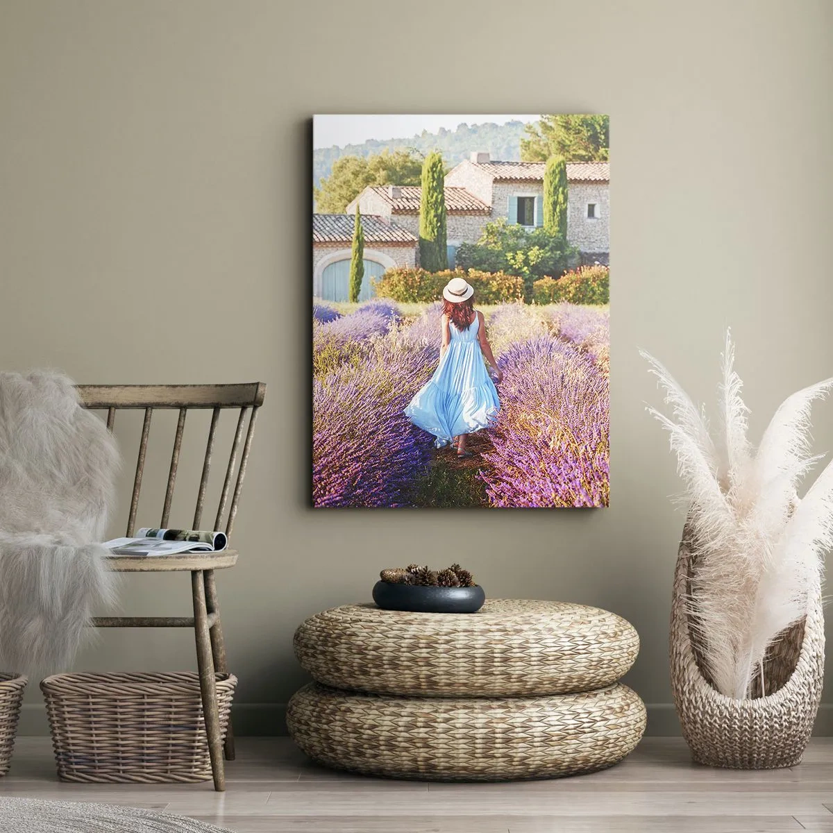 Cuadro sobre lienzo - Impresión de Imagen - Una mujer con un vestido azul caminando por un campo de lavanda con vistas a una casa. - 80x120cm - La chica de la lavanda - Decoración de pared moderna para salón y dormitorio ARTTOR