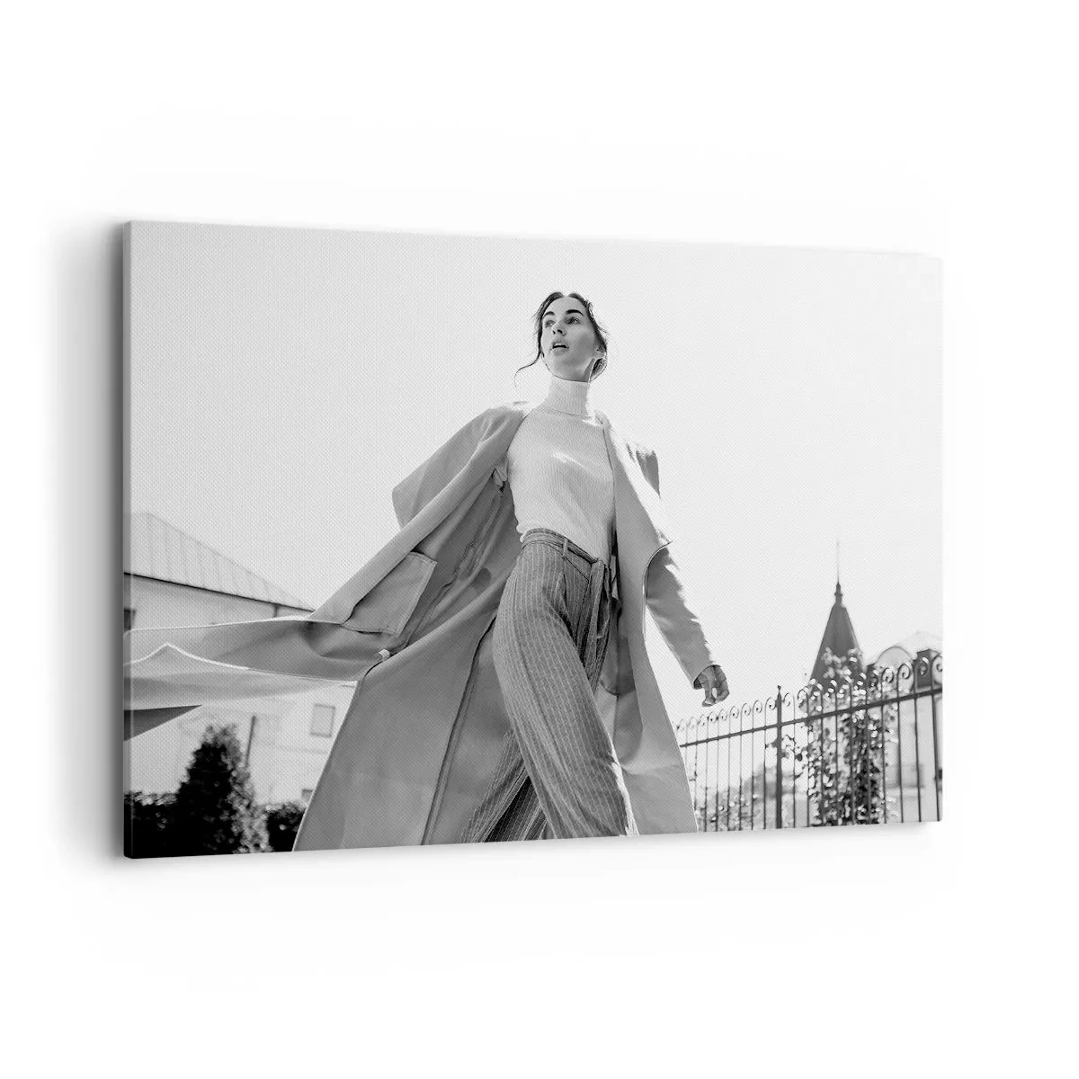Cuadro sobre lienzo - Impresión de Imagen - Mujer elegante con abrigo frente a un fondo arquitectónico en blanco y negro - 120x80cm - ¿Vienes conmigo? - Decoración de pared moderna para salón y dormitorio ARTTOR