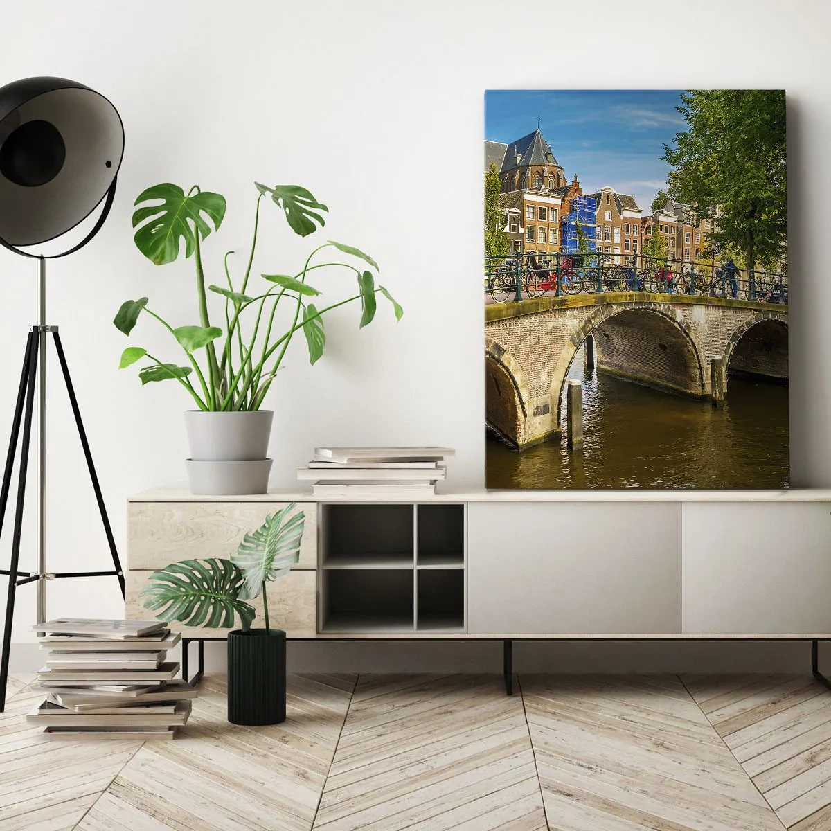 Cuadro sobre lienzo - Impresión de Imagen - Un pintoresco canal con un puente en Ámsterdam. - 80x120cm - Primavera en el canal - Decoración de pared moderna para salón y dormitorio ARTTOR