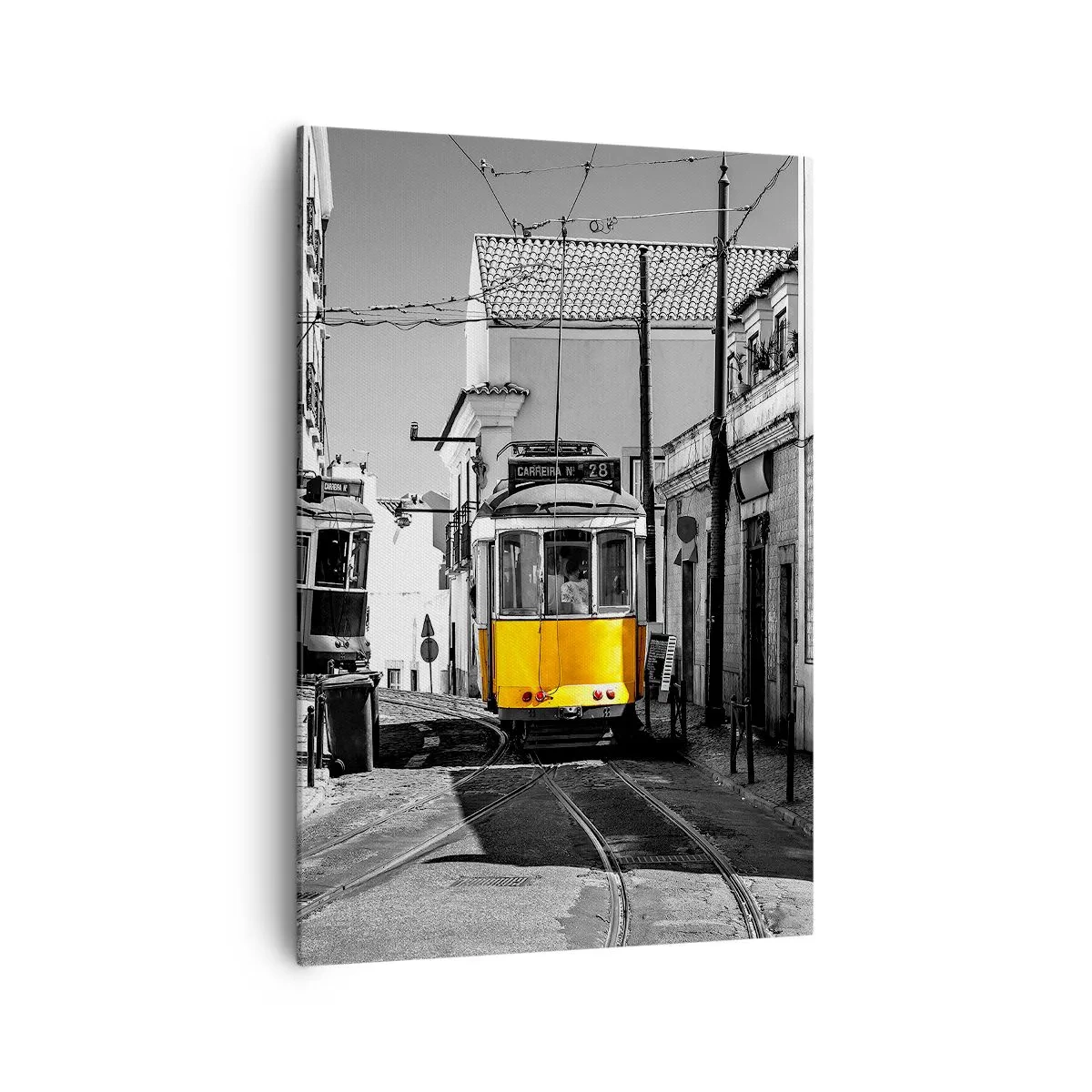 Cuadro sobre lienzo - Impresión de Imagen - Un tranvía amarillo en las calles de Lisboa en un entorno monocromático. - 70x100cm - Espíritu de Lisboa - Decoración de pared moderna para salón y dormitorio ARTTOR
