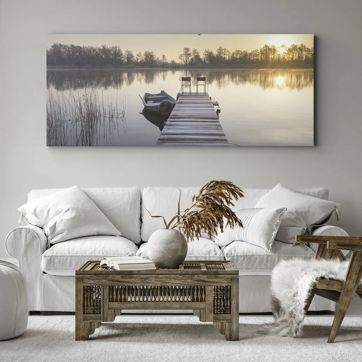Cuadro sobre lienzo - Impresión de Imagen - Un muelle junto al lago por la mañana con un barco y sillas. - 120x50cm - Volveré en un rato - Decoración de pared moderna para salón y dormitorio ARTTOR