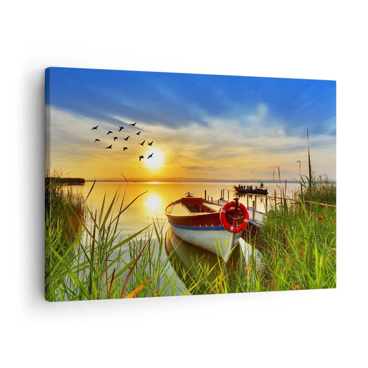 Cuadro sobre lienzo - Impresión de Imagen - Un barco en la orilla de un lago al atardecer. - 70x50cm - Los cormoranes están volando - Decoración de pared moderna para salón y dormitorio ARTTOR
