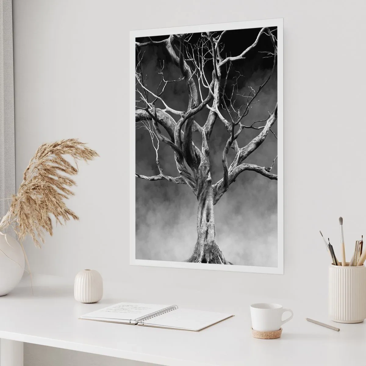 Póster - Imagen en blanco y negro de un árbol sobre un fondo de niebla. - 50x70cm - Primordial y sagrado - Decoración de pared moderna para salón y dormitorio ARTTOR