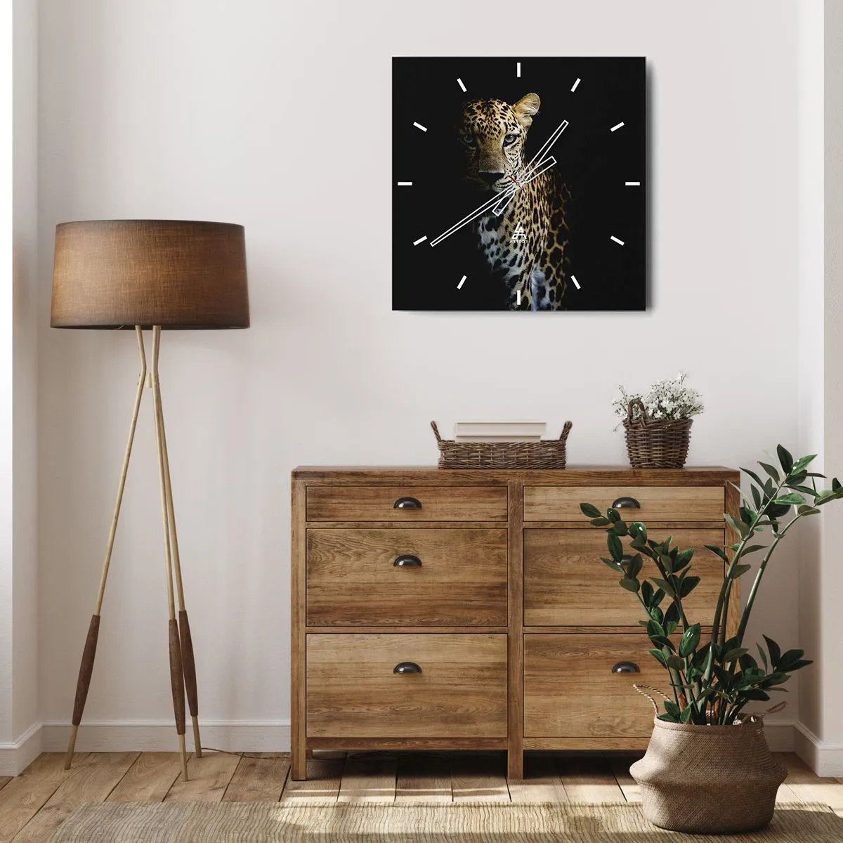 Reloj de pared - Reloj de vidrio - Un leopardo sobre un fondo oscuro con una mirada intensa. - 30x30cm - Belleza oscura - Decoración de pared moderna para salón y dormitorio ARTTOR