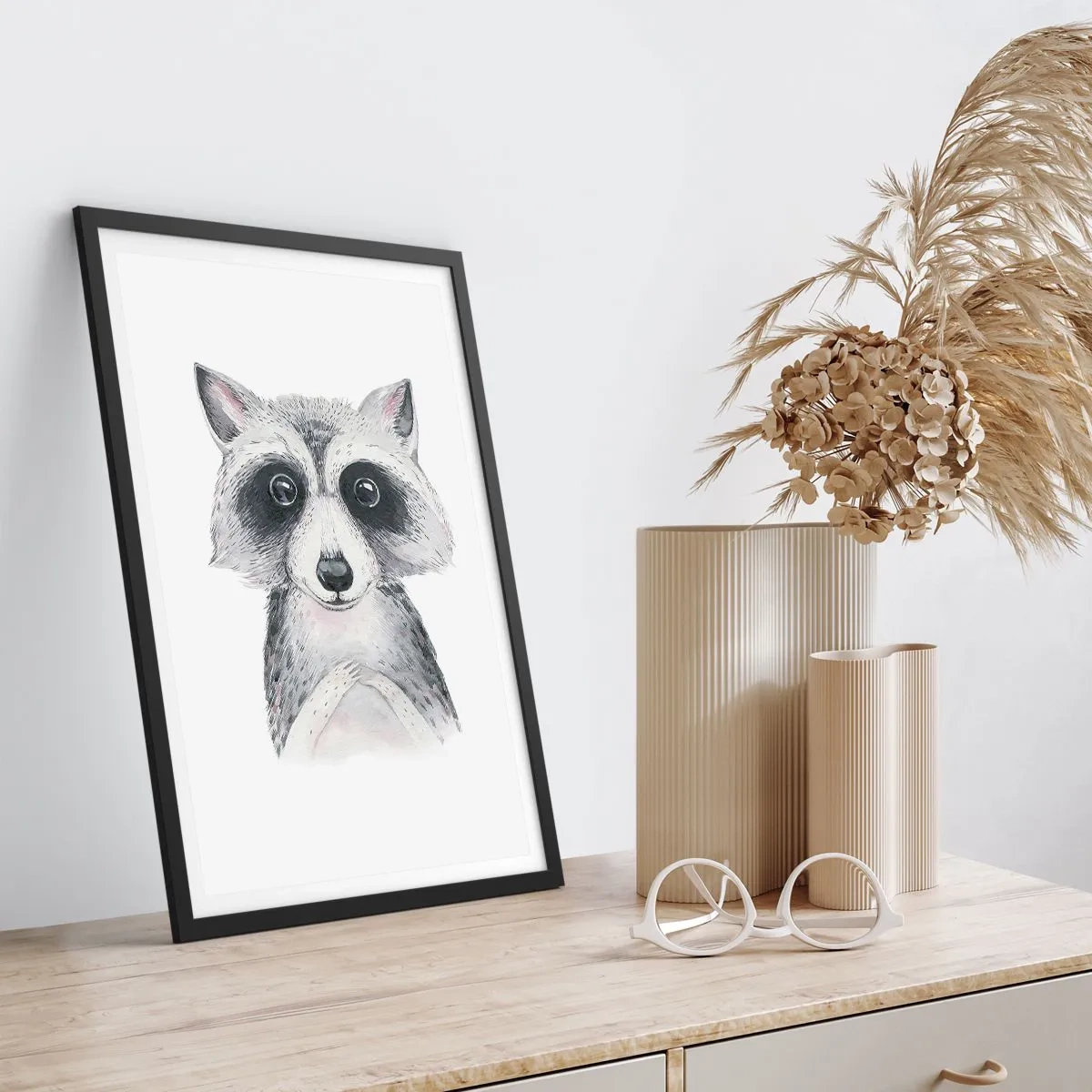 Póster en marco negro - Un lindo mapache representado sobre un fondo blanco. - 50x70cm - Un momento para la emoción - Decoración de pared moderna para salón y dormitorio ARTTOR