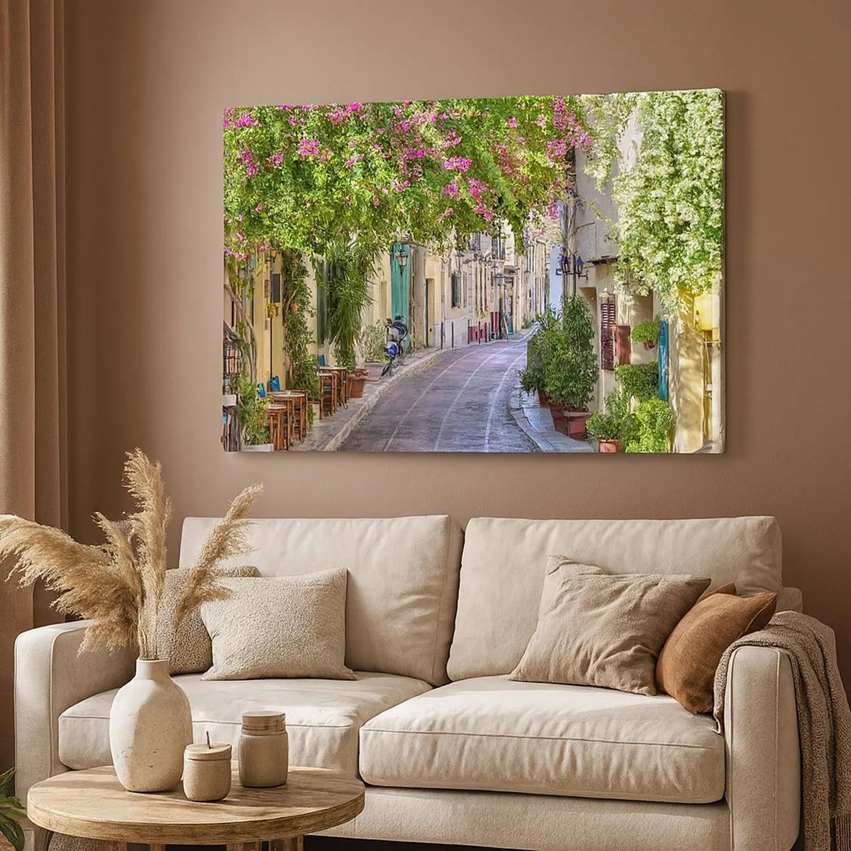 Cuadro sobre lienzo - Impresión de Imagen - Una calle encantadora con vides en flor y mesas de café. - 70x50cm - Un callejón floreciente - Decoración de pared moderna para salón y dormitorio ARTTOR