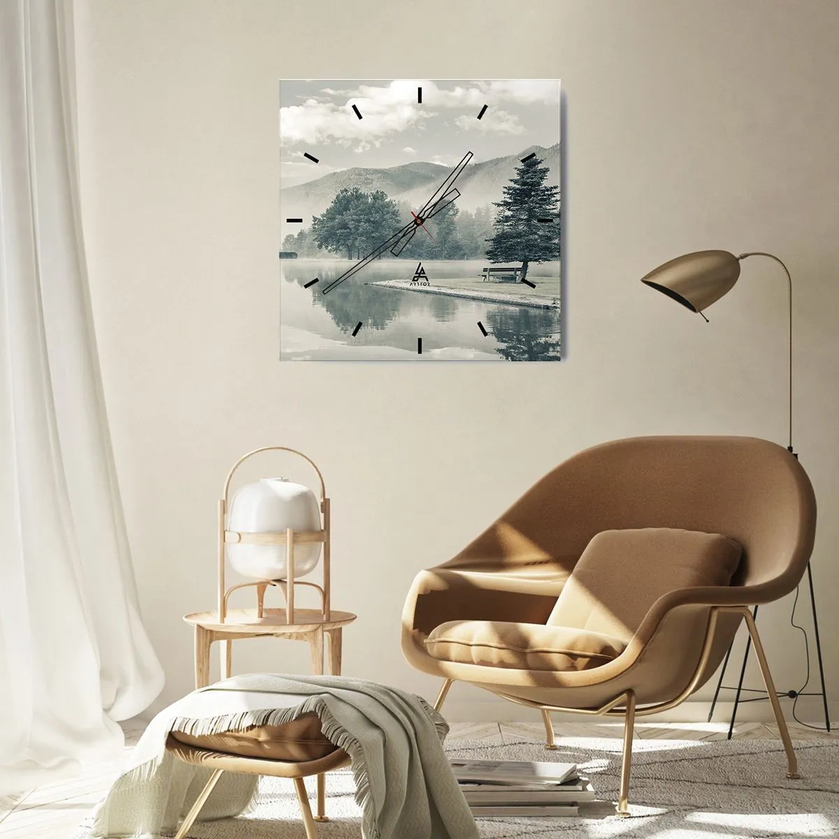 Reloj de pared - Reloj de vidrio - Un pintoresco lago con un banco y niebla al fondo. - 30x30cm - El lago sigue durmiendo - Decoración de pared moderna para salón y dormitorio ARTTOR