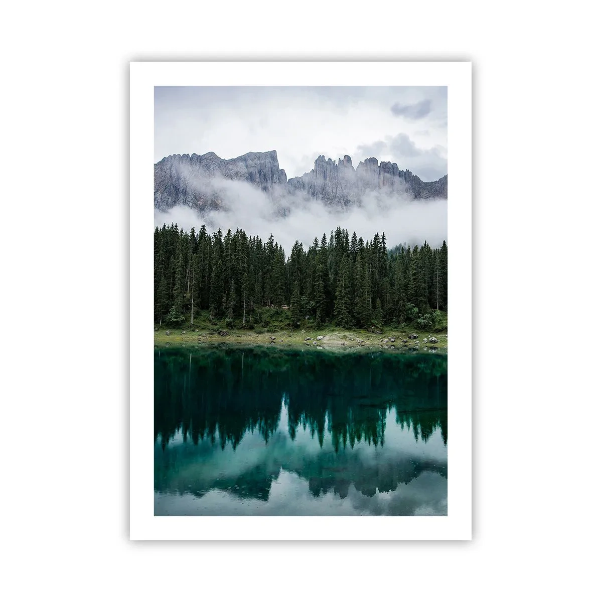 Póster - Un bosque verde junto a un lago con montañas al fondo rodeado de niebla. - 50x70cm - Calla, calla, no despertemos al agua dormida.... - Decoración de pared moderna para salón y dormitorio ARTTOR