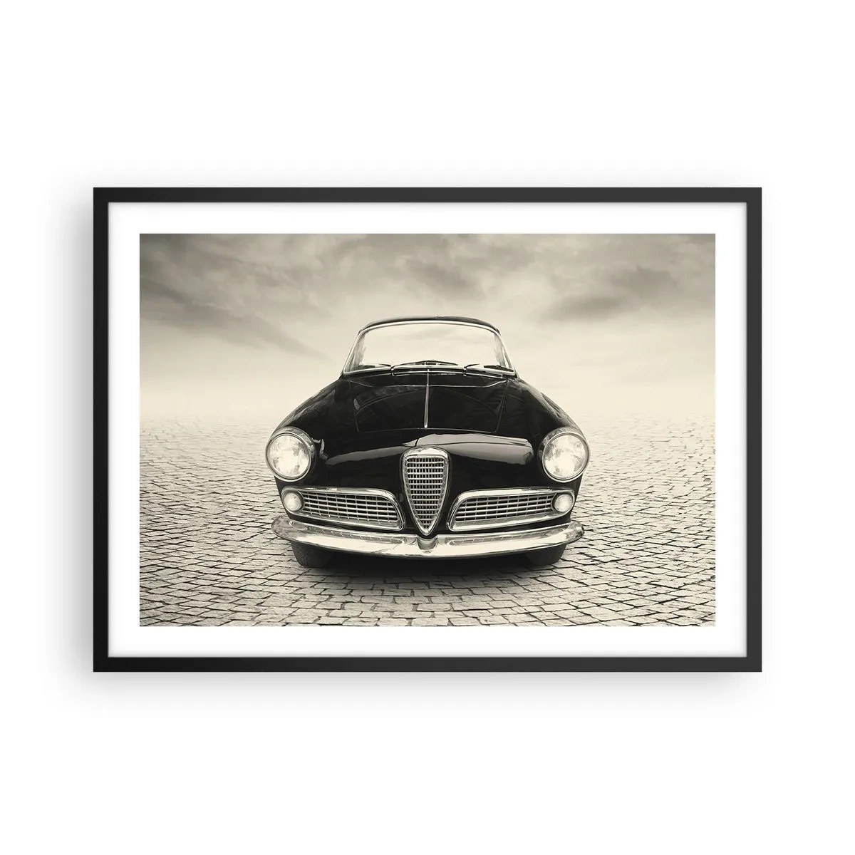 Póster en marco negro - Un coche clásico en una plaza adoquinada en estilo monocromático. - 70x50cm - ¿Y cómo no quererme? - Decoración de pared moderna para salón y dormitorio ARTTOR