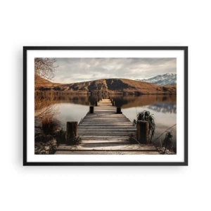 Póster en marco negro - Un muelle de madera sobre un lago rodeado de pintorescas colinas. - 70x50cm - Un paisaje en silencio - Decoración de pared moderna para salón y dormitorio ARTTOR