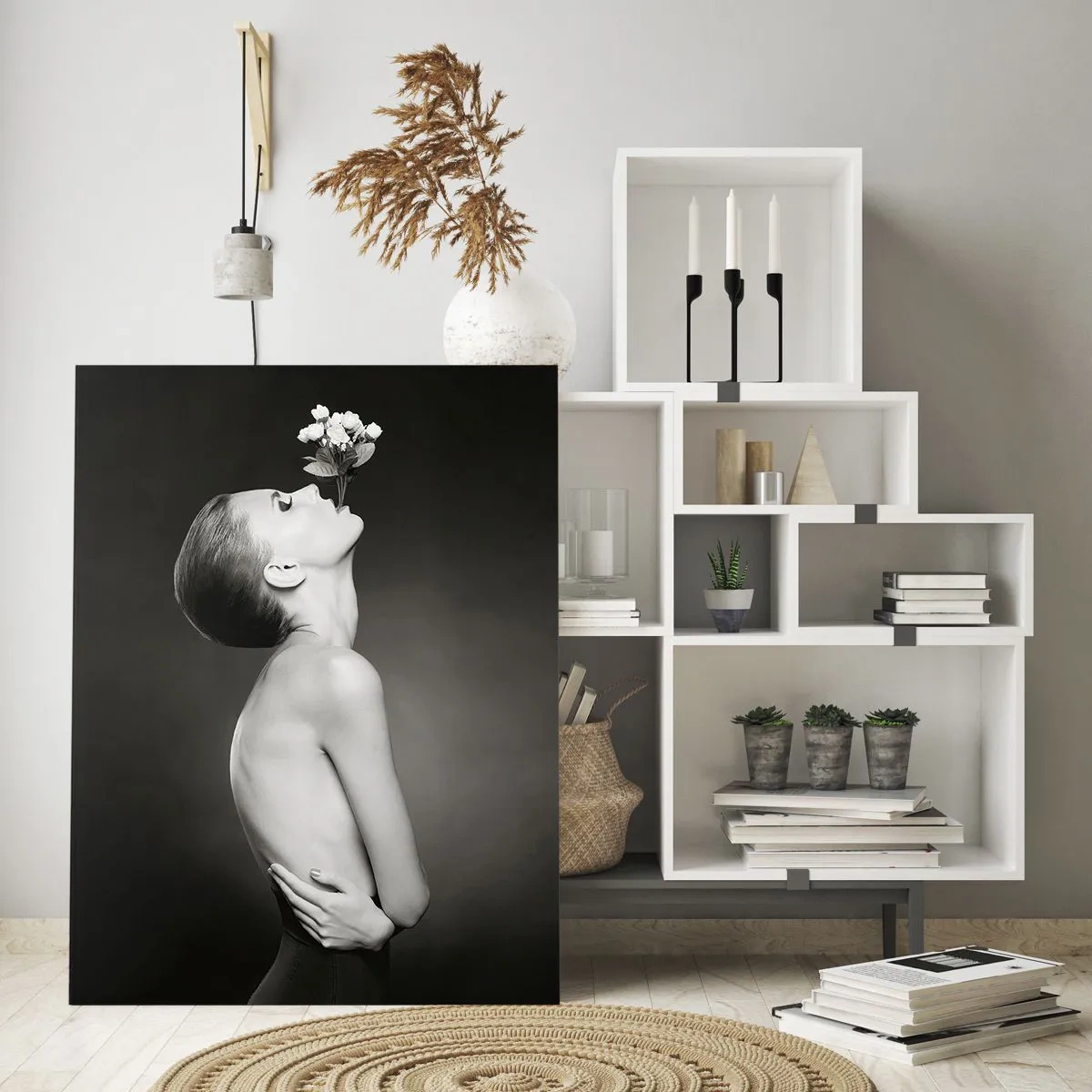 Cuadro sobre vidrio - Impresiones sobre Vidrio - Una mujer con una flor en la boca en un retrato en blanco y negro. - 50x70cm - Elegancia excéntrica - Decoración de pared moderna para salón y dormitorio ARTTOR