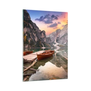 Cuadro sobre vidrio - Impresiones sobre Vidrio - Lago de montaña con muelle y barcos al amanecer. - 50x70cm - Espejo entre montañas - Decoración de pared moderna para salón y dormitorio ARTTOR