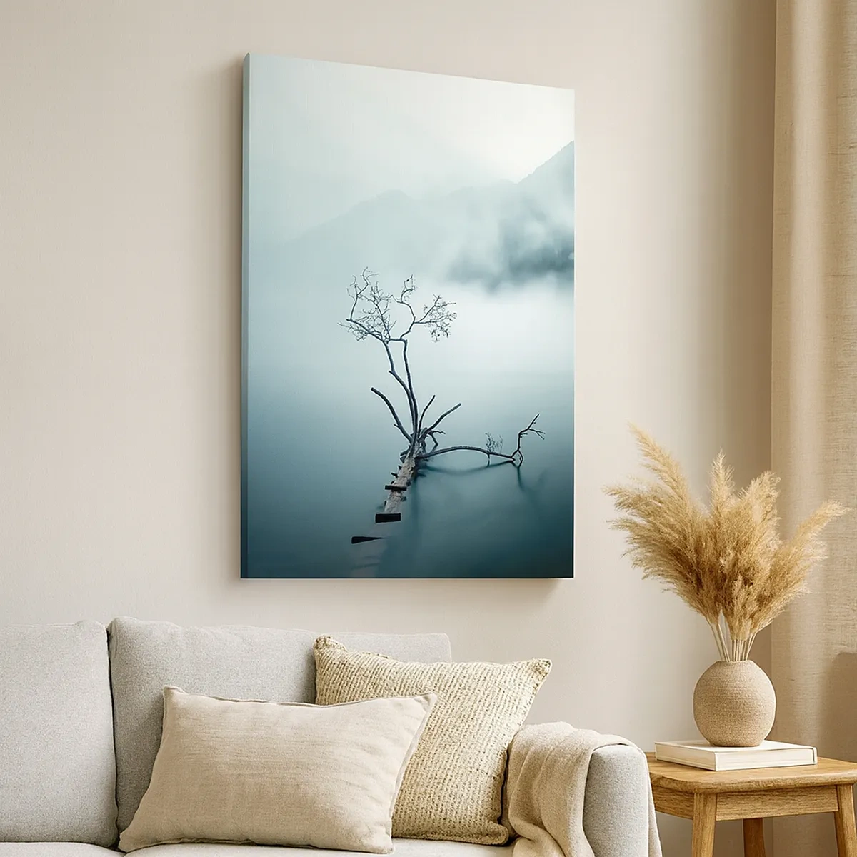 Cuadro sobre lienzo - Impresión de Imagen - Un árbol solitario en el agua rodeado de niebla y montañas. - 50x70cm - Fuera del agua y de la niebla - Decoración de pared moderna para salón y dormitorio ARTTOR