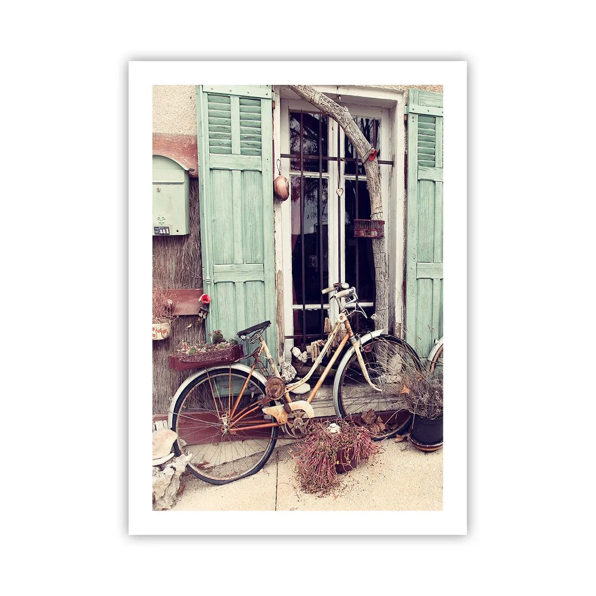 Póster - Una bicicleta vieja delante de unas contraventanas verdes de madera. - 50x70cm - La vida rural - Decoración de pared moderna para salón y dormitorio ARTTOR