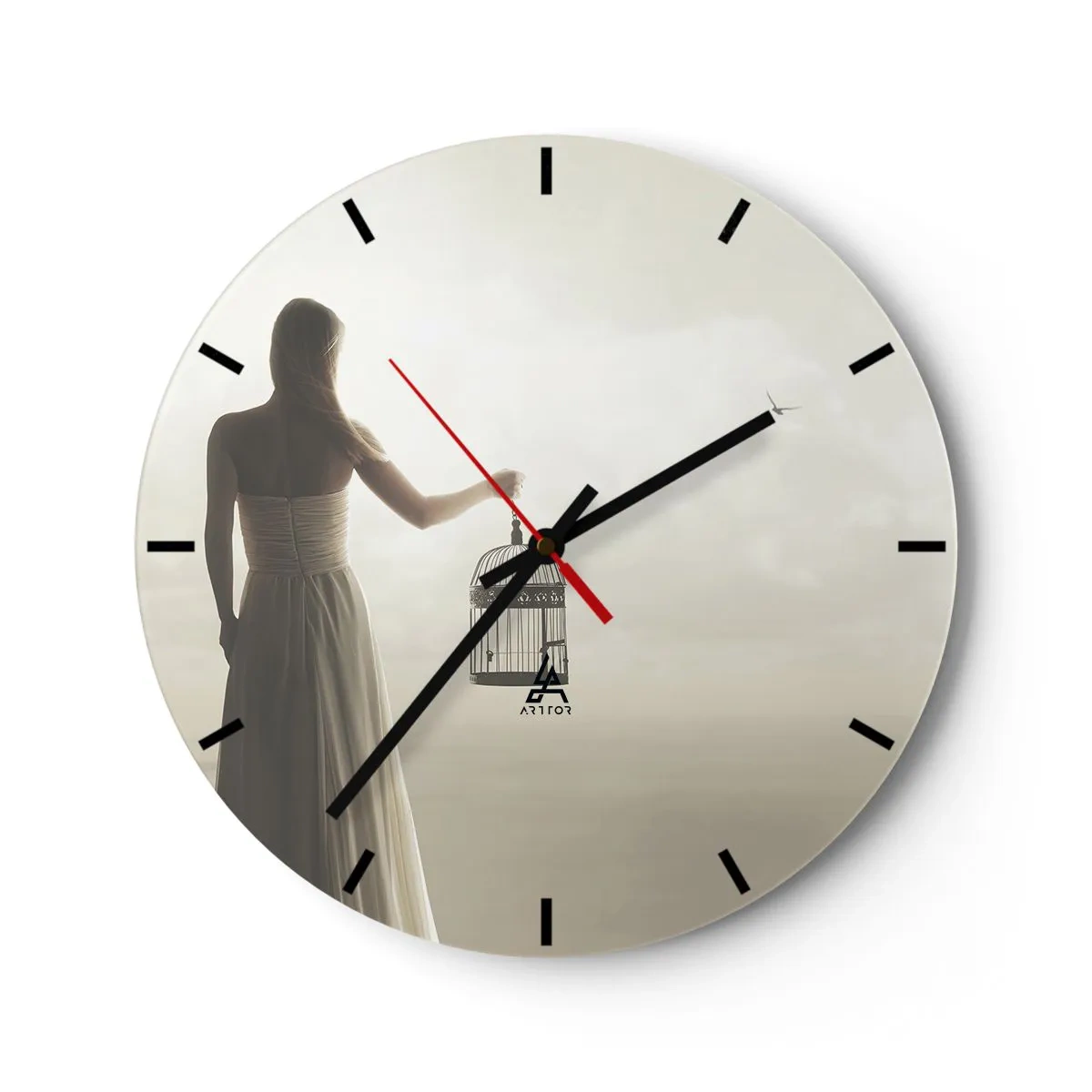 Reloj de pared - Reloj de vidrio - Una mujer con un vestido blanco sosteniendo una jaula vacía contra el cielo. - 30x30cm - Sé libre - Decoración de pared moderna para salón, cocina y dormitorio ARTTOR