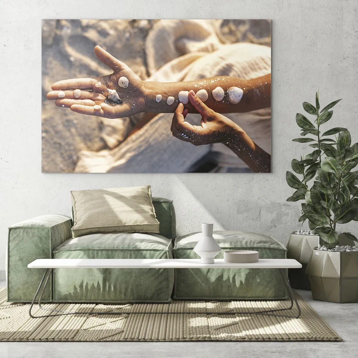 Cuadro sobre vidrio - Impresiones sobre Vidrio - Manos de niño con conchas marinas sobre un fondo de arena y tela. - 70x50cm - La belleza al alcance de la mano - Decoración de pared moderna para salón y dormitorio ARTTOR
