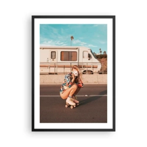 Póster en marco negro - Una chica en patines con una cámara delante de una autocaravana. - 50x70cm - ¡Sonrían, por favor! - Decoración de pared moderna para salón y dormitorio ARTTOR