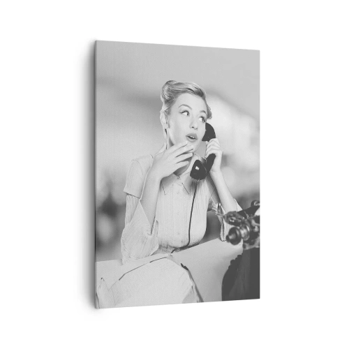 Cuadro sobre lienzo - Impresión de Imagen - Una mujer hablando por teléfono frente a una máquina de escribir. - 70x100cm - ¿Diga?, estamos en los años 50. - Decoración de pared moderna para salón y dormitorio ARTTOR