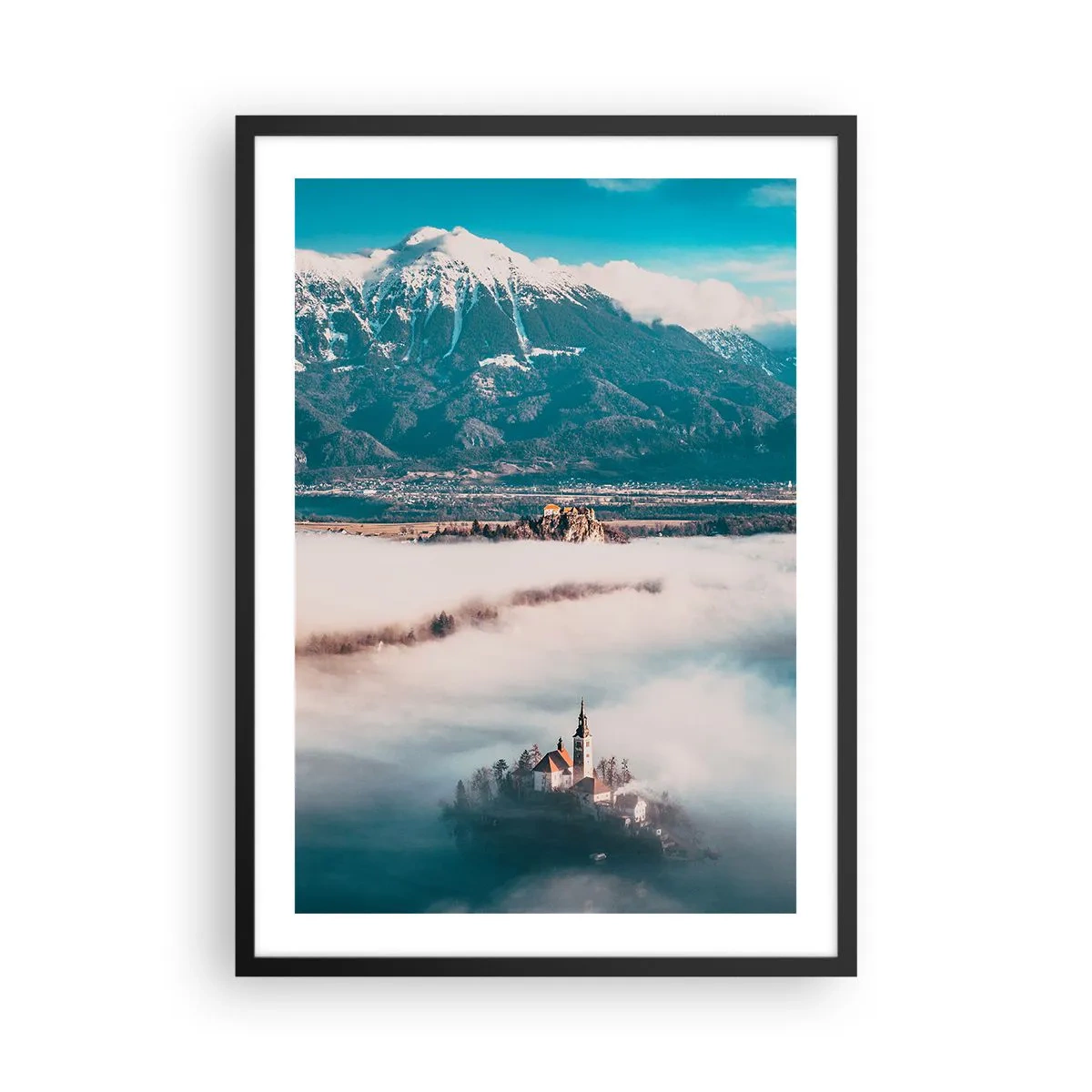 Póster en marco negro - Una iglesia en una isla rodeada de niebla con un fondo de montañas. - 50x70cm - El comienzo de un cuento de hadas - Decoración de pared moderna para salón y dormitorio ARTTOR