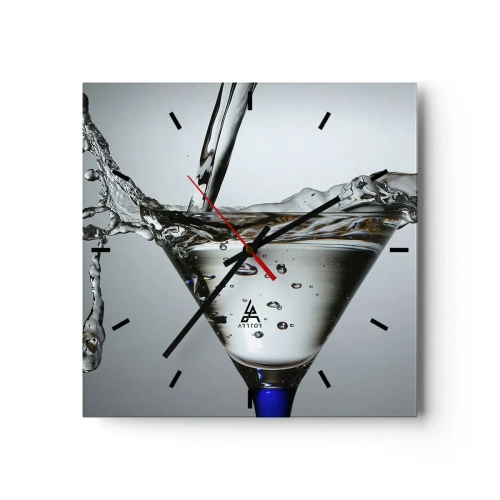 Reloj de pared - Reloj de vidrio - Copa de Martini con salpicaduras de agua dinámicas sobre un fondo claro. - 30x30cm - Sobre el borde de una taza - Decoración de pared moderna para salón y dormitorio ARTTOR