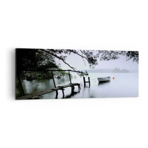 Cuadro sobre lienzo - Impresión de Imagen - Un embarcadero sobre el agua con un barco al fondo rodeado de un paisaje brumoso. - 140x50cm - Ya estás descansando - Decoración de pared moderna para salón y dormitorio ARTTOR