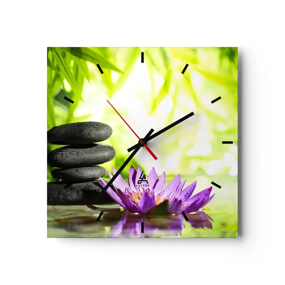 Reloj de pared - Reloj de vidrio - Una pila de piedras zen y una flor de loto sobre un fondo de hojas de bambú. - 30x30cm - En una cabaña de bambú - Decoración de pared moderna para salón y dormitorio ARTTOR