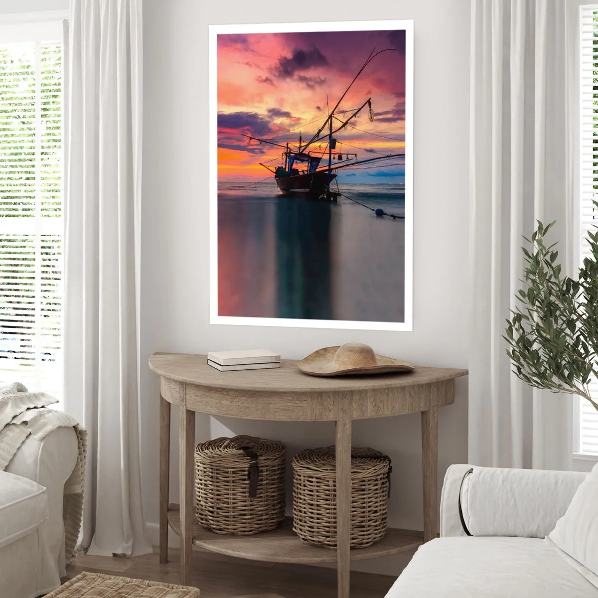 Póster - Barco pesquero con el sol poniente en la playa como telón de fondo - 50x70cm - Una noche exótica - Decoración de pared moderna para salón y dormitorio ARTTOR