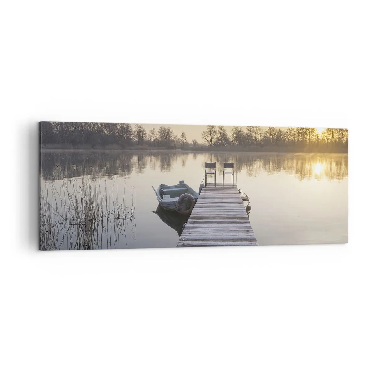 Cuadro sobre lienzo - Impresión de Imagen - Un muelle junto al lago por la mañana con un barco y sillas. - 140x50cm - Volveré en un rato - Decoración de pared moderna para salón y dormitorio ARTTOR