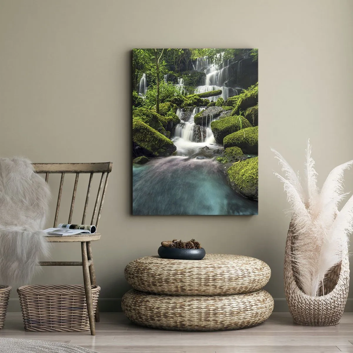 Cuadro sobre lienzo - Impresión de Imagen - Una cascada tropical rodeada de vegetación y agua turquesa. - 80x120cm - Turquesa, zafiro y plata líquida - Decoración de pared moderna para salón y dormitorio ARTTOR