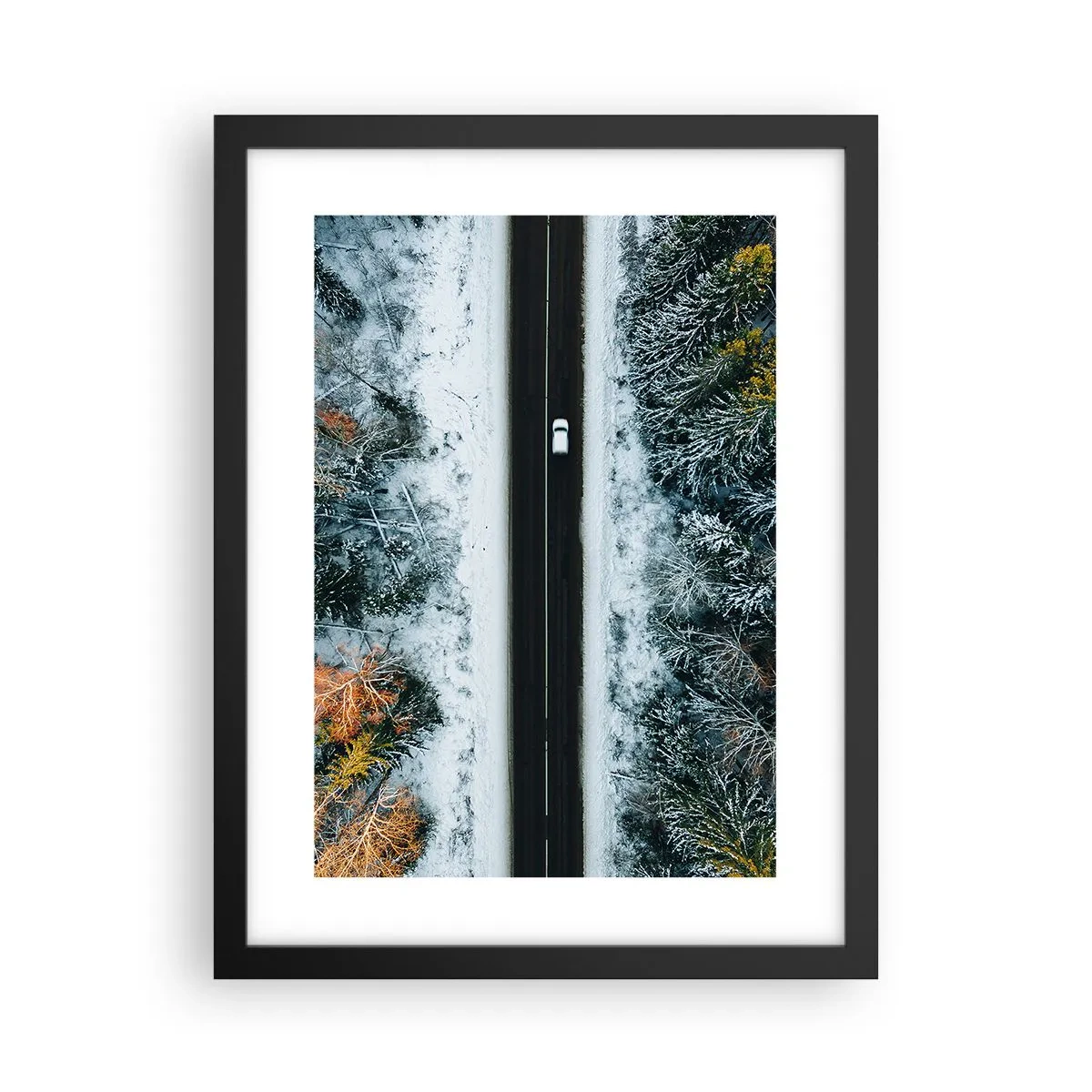 Póster en marco negro - Atravesar el bosque en invierno - 30x40 cm
