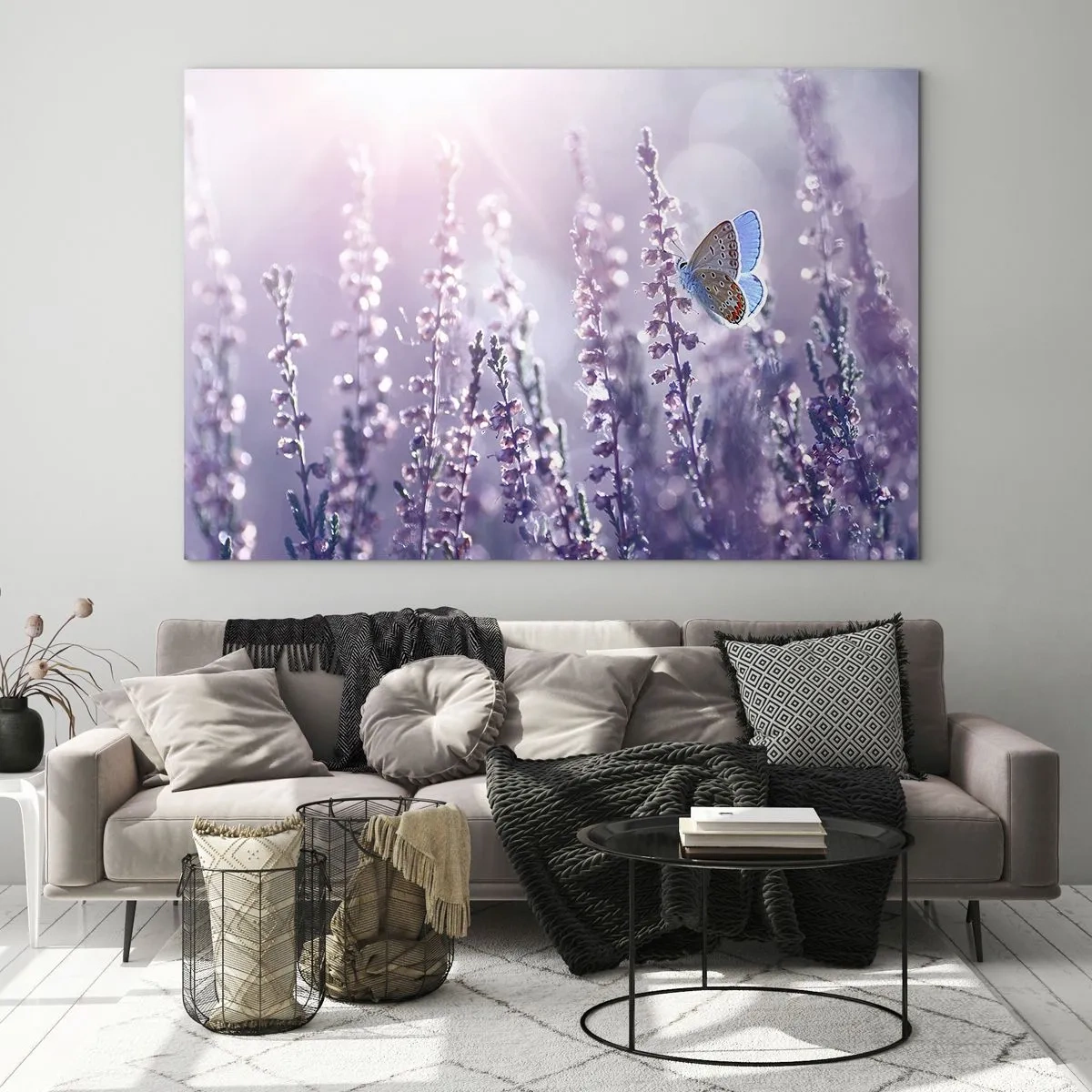 Cuadro sobre vidrio - Impresiones sobre Vidrio - Una mariposa en un campo de lavanda bajo el sol. - 100x70cm - El beso de una mariposa - Decoración de pared moderna para salón y dormitorio ARTTOR