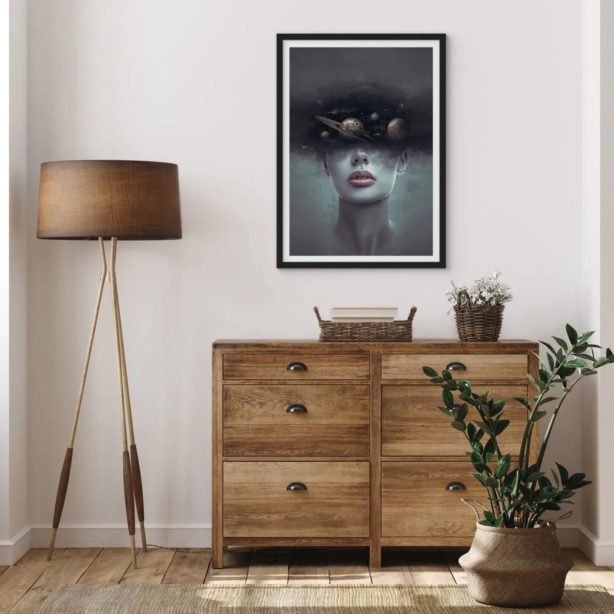 Póster en marco negro - Misterioso retrato de una mujer con planetas en el espacio. - 50x70cm - Y los planetas sienten... - Decoración de pared moderna para salón y dormitorio ARTTOR