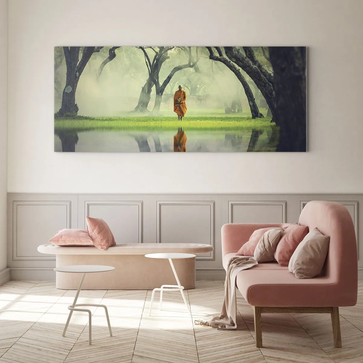 Cuadro sobre vidrio - Impresiones sobre Vidrio - Un monje con una túnica naranja en un bosque con un fondo brumoso y reflejo en el agua. - 140x50cm - En el camino de la iluminación - Decoración de pared moderna para salón y dormitorio ARTTOR
