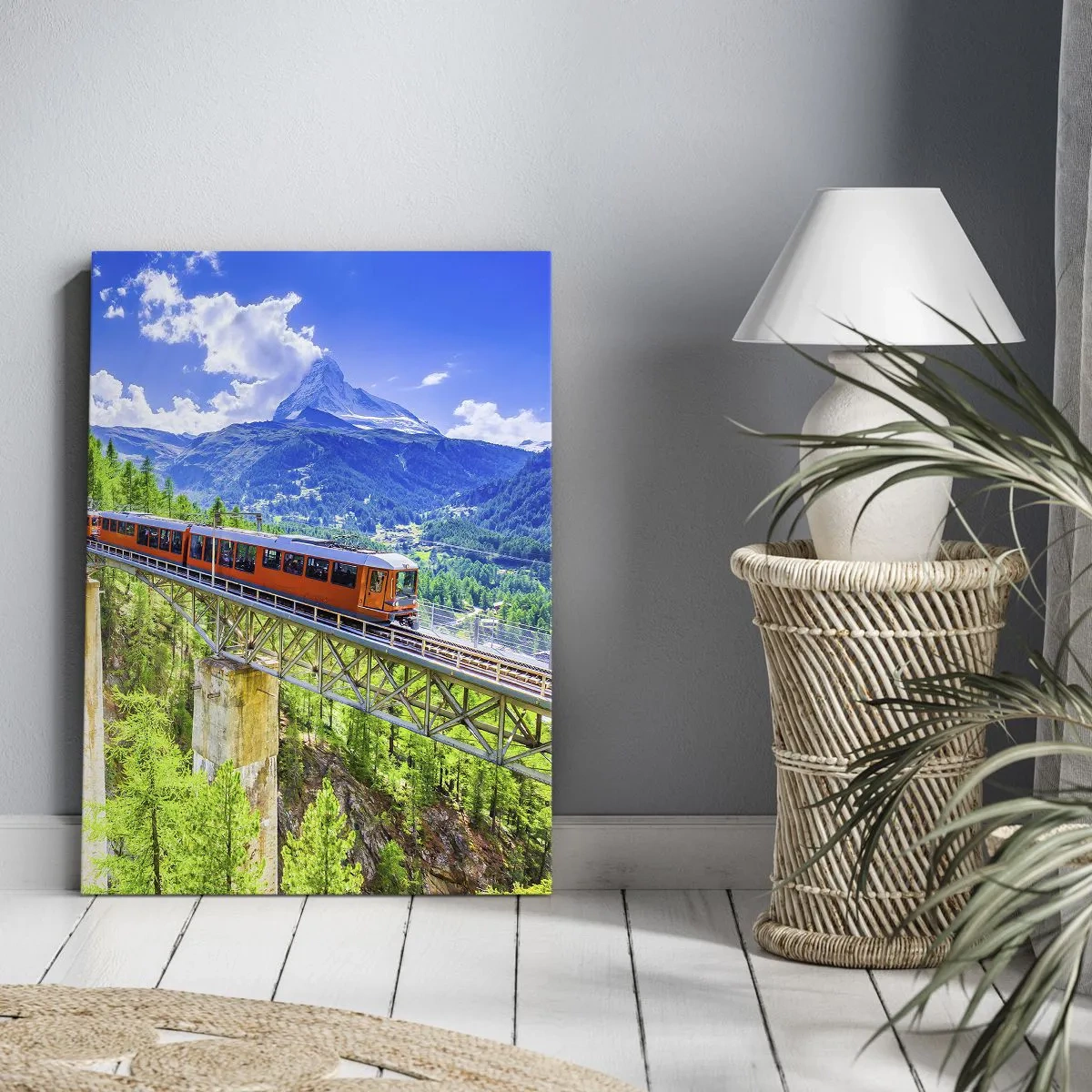 Cuadro sobre lienzo - Impresión de Imagen - Una montaña rusa en un puente con vistas a una cascada y montañas. - 70x100cm - Ferrocarril a los Alpes - Decoración de pared moderna para salón y dormitorio ARTTOR