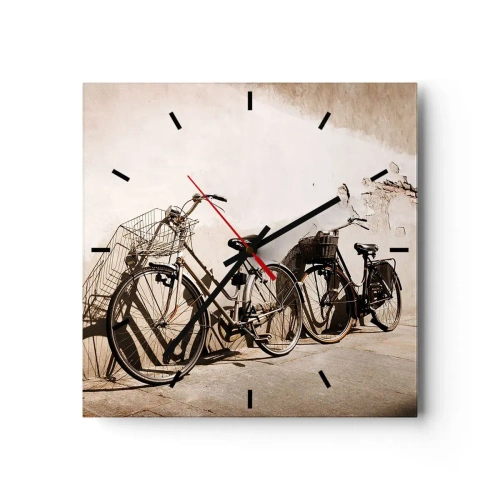 Reloj de pared - Reloj de vidrio - Dos bicicletas apoyadas contra una vieja pared de estilo retro. - 30x30cm - El inolvidable encanto del pasado - Decoración de pared moderna para salón y dormitorio ARTTOR