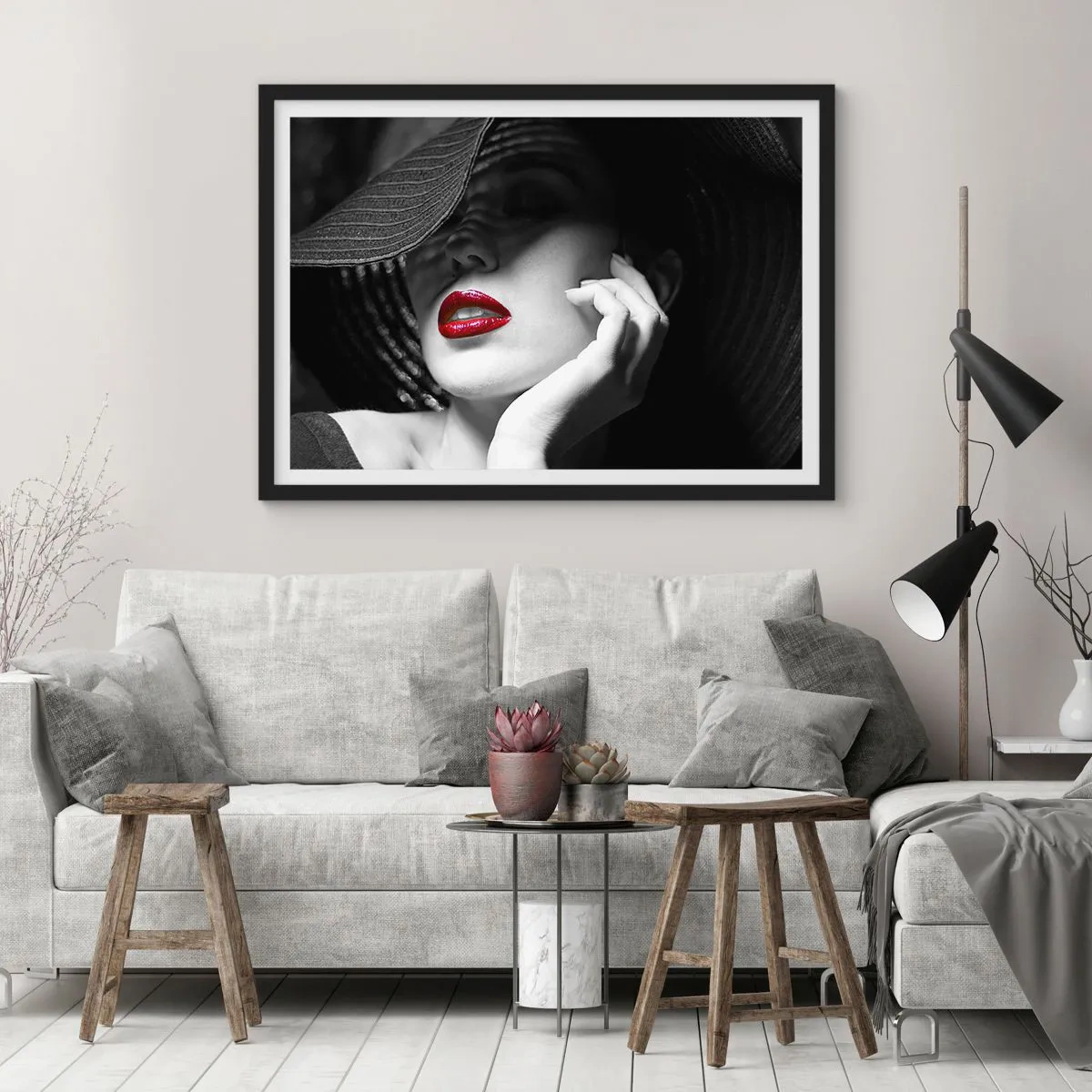 Póster en marco negro - Retrato en blanco y negro de una mujer con labios rojos. - 70x50cm - Estudio en escarlata - Decoración de pared moderna para salón y dormitorio ARTTOR