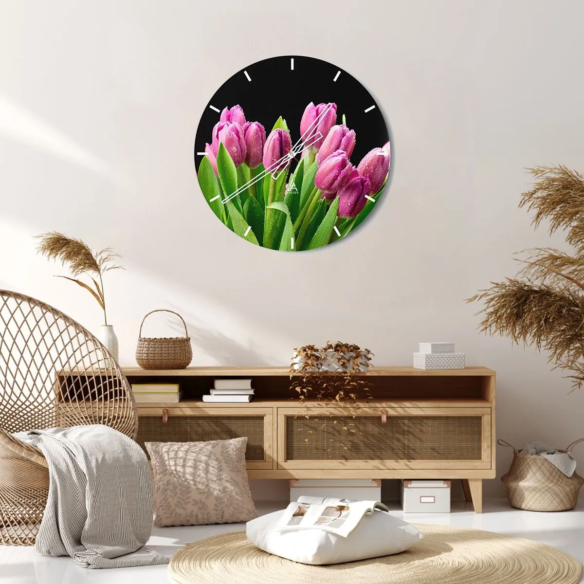 Reloj de pared - Reloj de vidrio - Un ramo de tulipanes rosas con gotas de rocío sobre un fondo oscuro. - 30x30cm - La alegría de la primavera - Decoración de pared moderna para salón, cocina y dormitorio ARTTOR