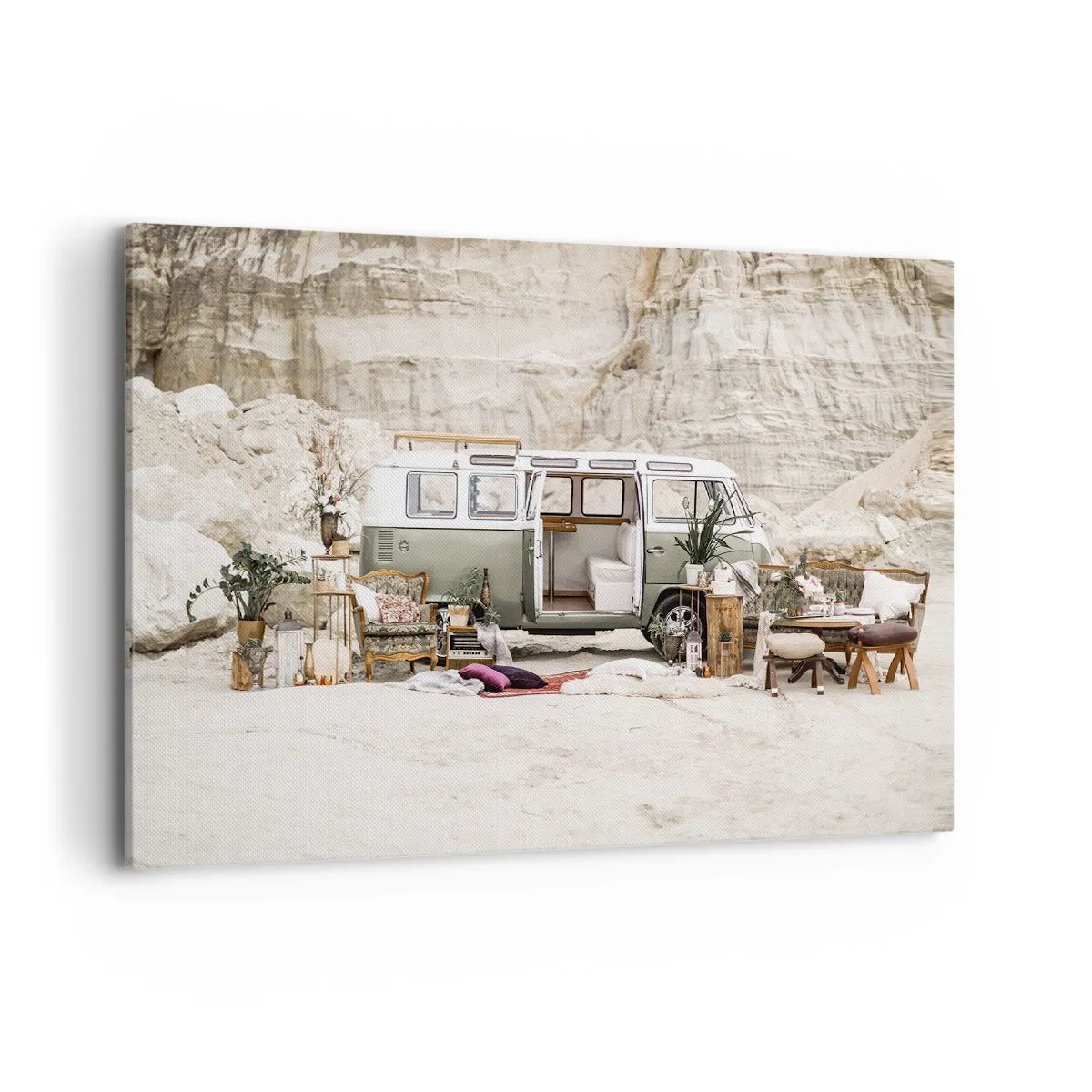 Cuadro sobre lienzo - Impresión de Imagen - Una caravana retro con diseño boho frente a un paisaje rocoso. - 120x80cm - Hora de empezar el viaje - Decoración de pared moderna para salón y dormitorio ARTTOR