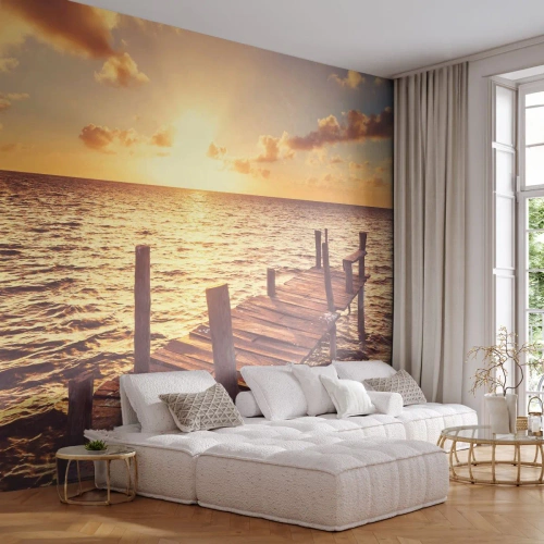 Fotomural Autadhesivo Deluxe Sticker - Una tierra dorada de dulzura - Paisaje, Mar, Puente de madera - 150x105 cm