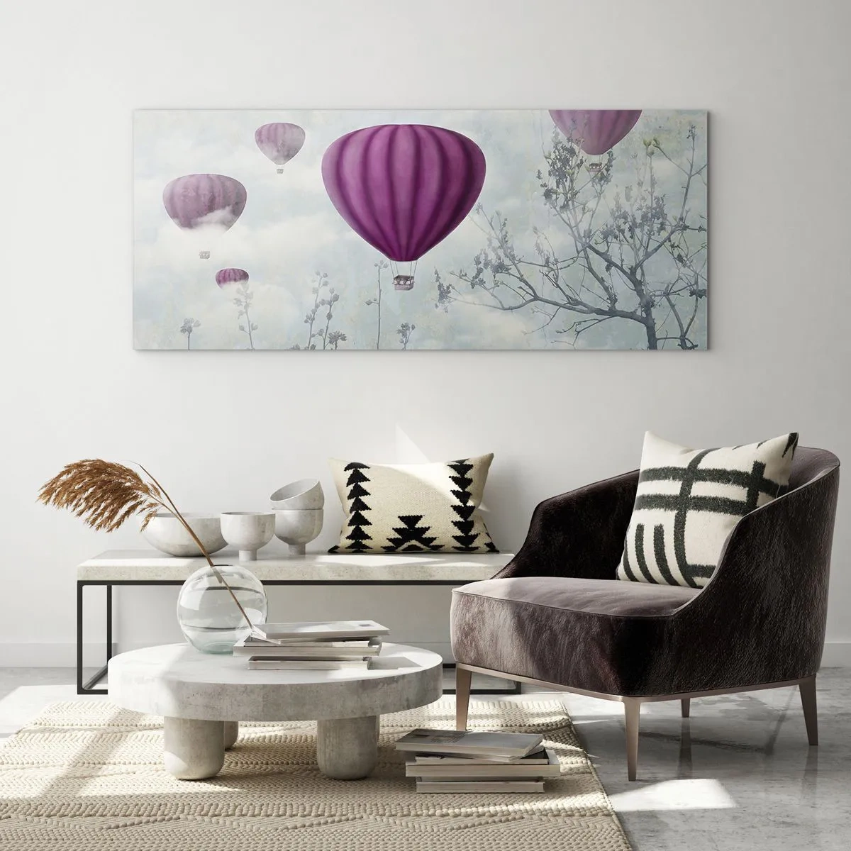 Cuadro sobre vidrio - Impresiones sobre Vidrio - Globos morados flotando sobre los árboles en las nubes. - 140x50cm - Surcando los cielos - Decoración de pared moderna para salón y dormitorio ARTTOR