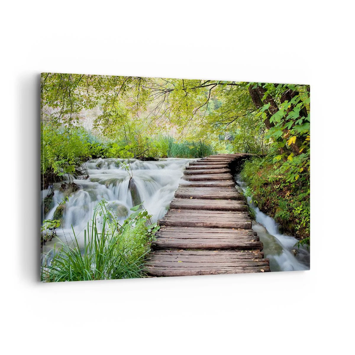 Cuadro sobre lienzo - Impresión de Imagen - Un puente de madera sobre una cascada rodeado de un exuberante bosque verde. - 100x70cm - No es agua silenciosa en absoluto - Decoración de pared moderna para salón y dormitorio ARTTOR